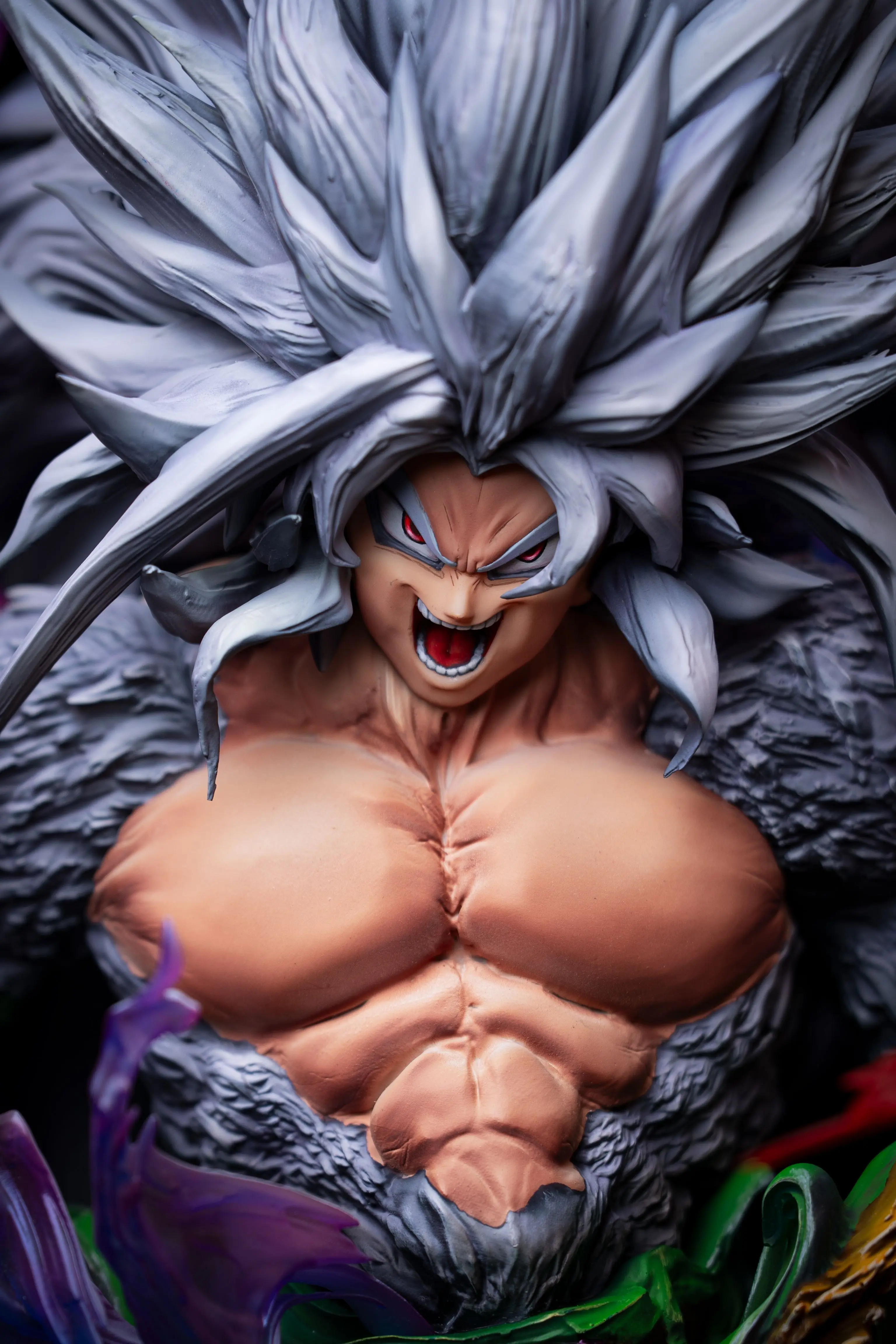 【Pre-sale】1/6 and 1/4 Scale SS4 and SS5 Goku with LED-Iron Curtain Studio