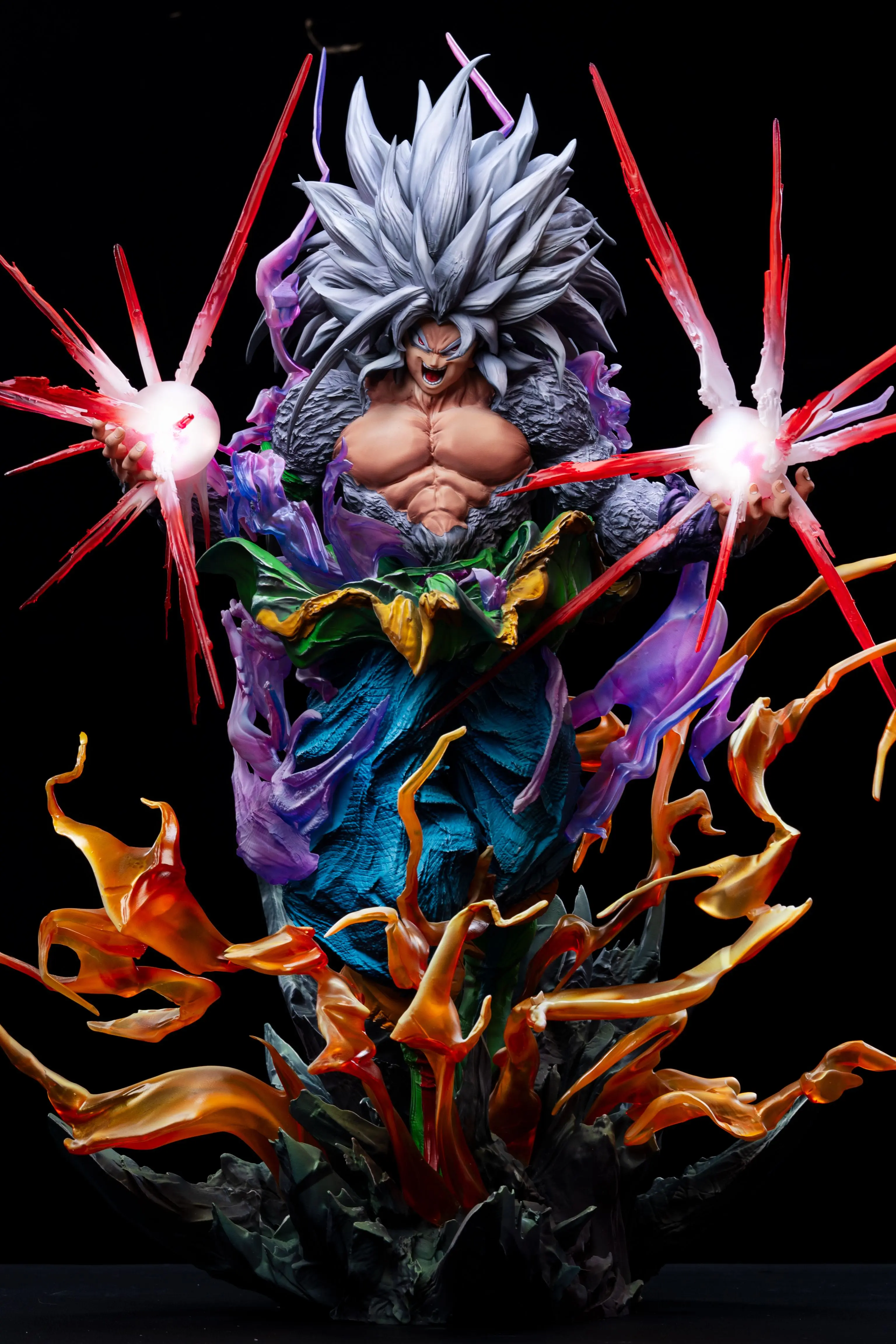 【Pre-sale】1/6 and 1/4 Scale SS4 and SS5 Goku with LED-Iron Curtain Studio