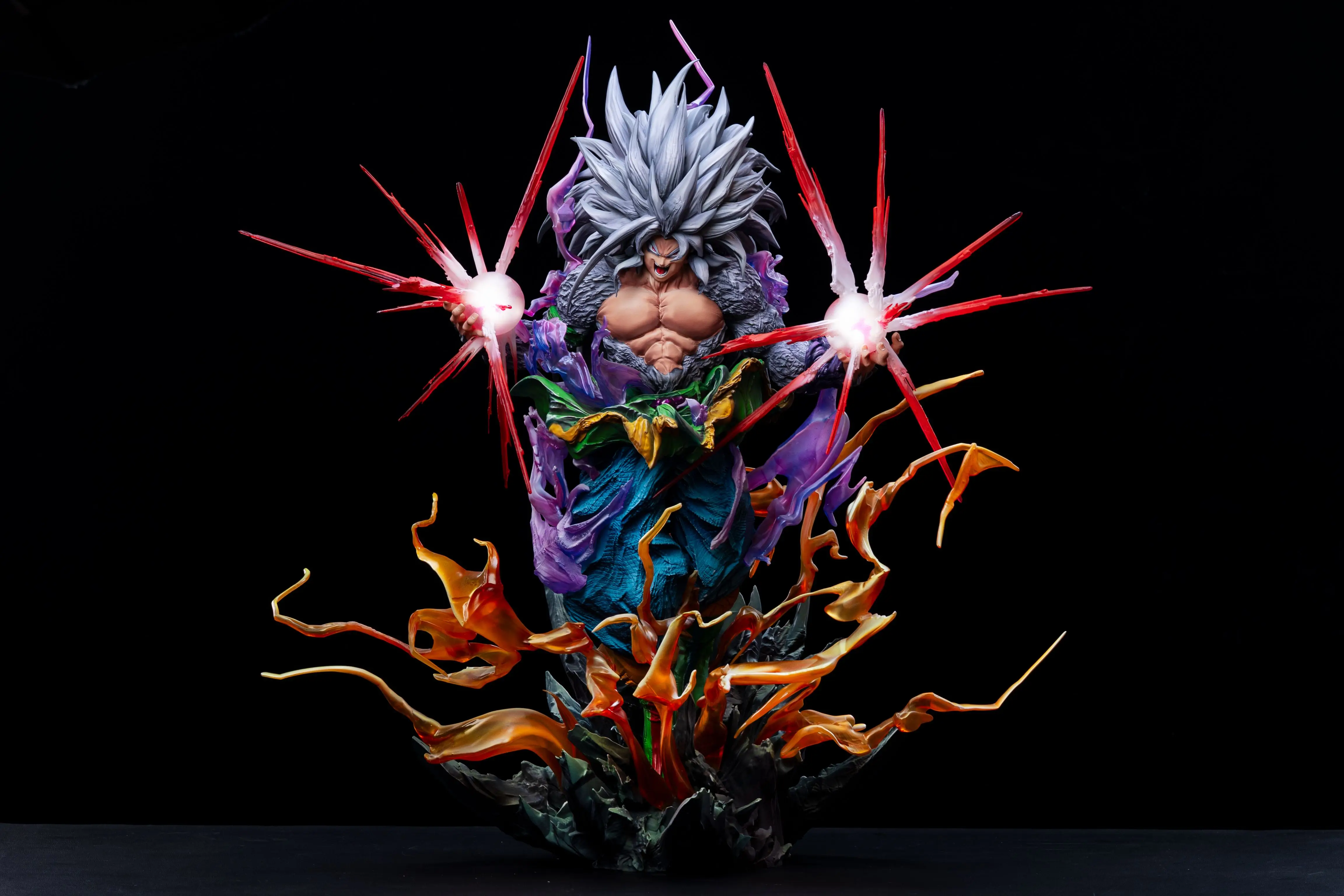 【Pre-sale】1/6 and 1/4 Scale SS4 and SS5 Goku with LED-Iron Curtain Studio