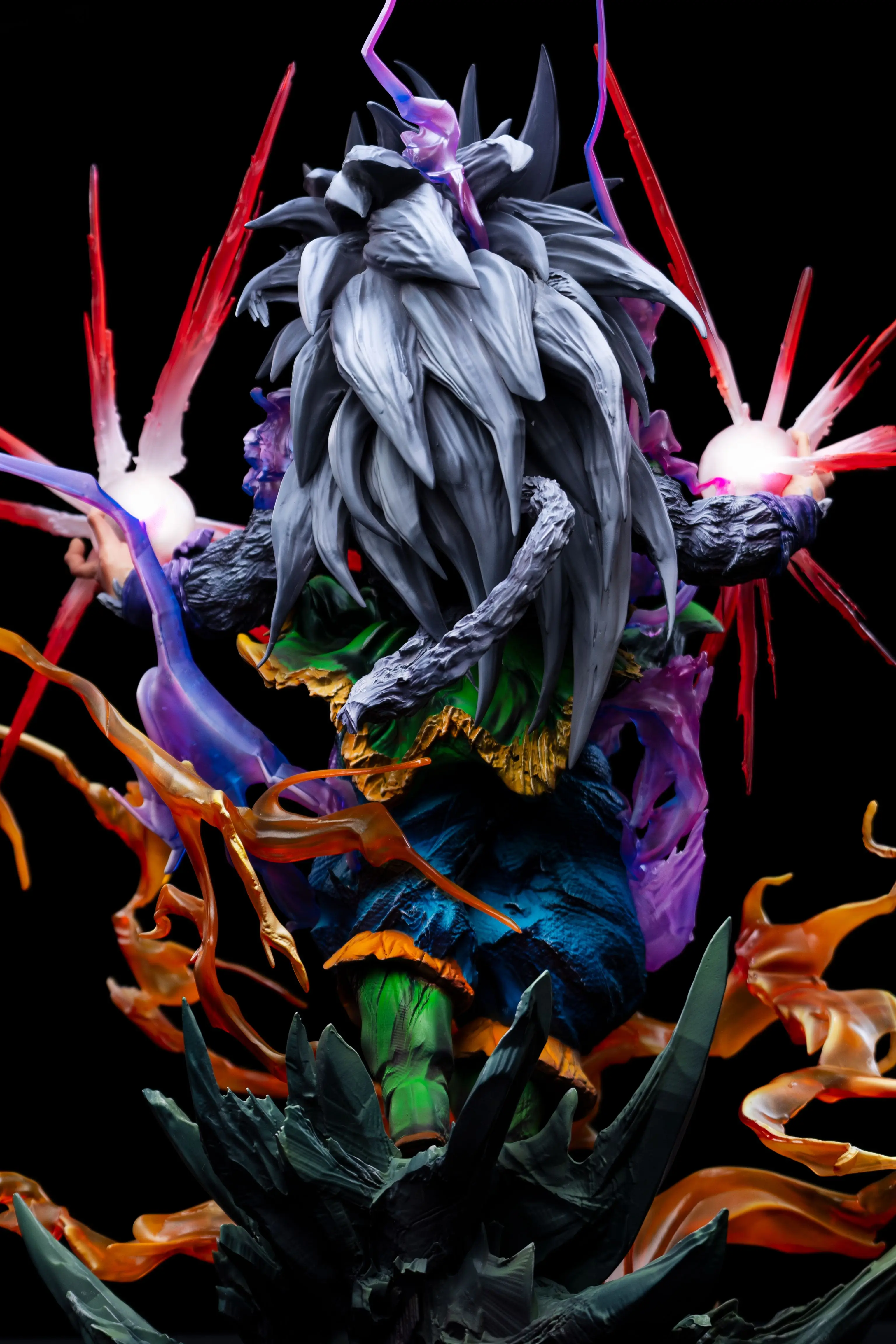 【Pre-sale】1/6 and 1/4 Scale SS4 and SS5 Goku with LED-Iron Curtain Studio
